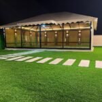 تنسيق حوش البيت صغير تصميم حديقة أمامية عصرية لفيلا في الكويت بتنسيق نباتات استوائية