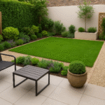 تصميم برك زينة للحدائق حديقة منزلية صغيرة تتميز بمساحات خضراء أنيقة مع ممرات حجرية مرتبة ونباتات زينة ملونة تمنح المكان لمسة طبيعية هادئة.