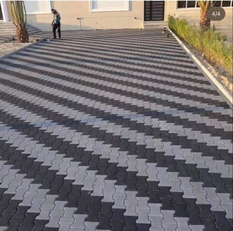 تركيب بلاط متداخل (إنترلوك) بتصميم هندسي لحديقة في الكويت
