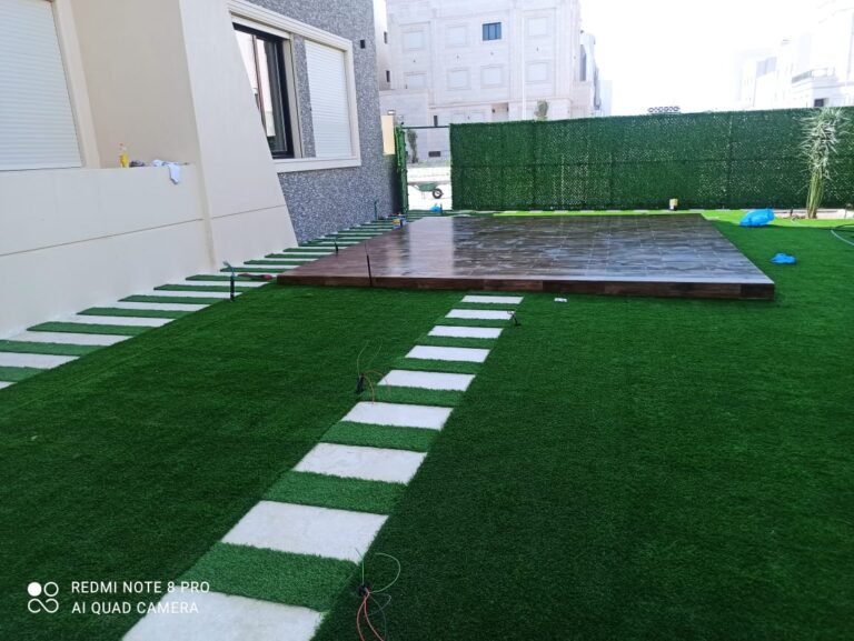 افكار تنسيق حدائق منزلية صغيرة تصميم حديقة أمامية عصرية لفيلا في الكويت بتنسيق نباتات استوائية
