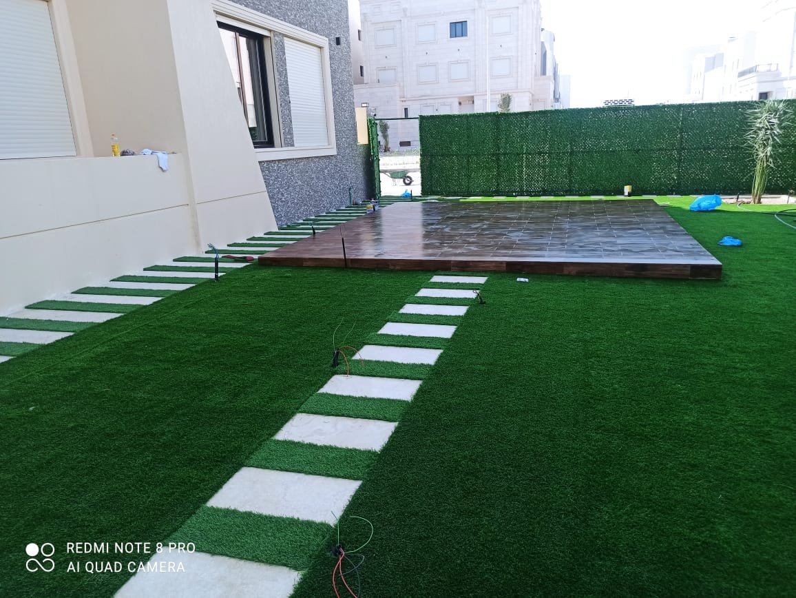 افكار تنسيق حدائق منزلية صغيرة تصميم حديقة أمامية عصرية لفيلا في الكويت بتنسيق نباتات استوائية