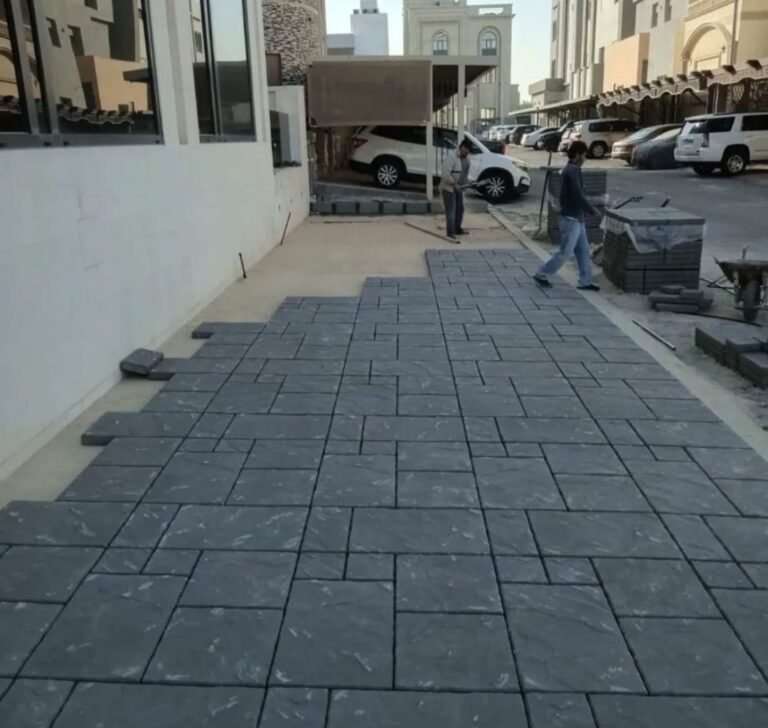 تصميم حديقة أمامية عصرية لفيلا في الكويت بتنسيق نباتات استوائية